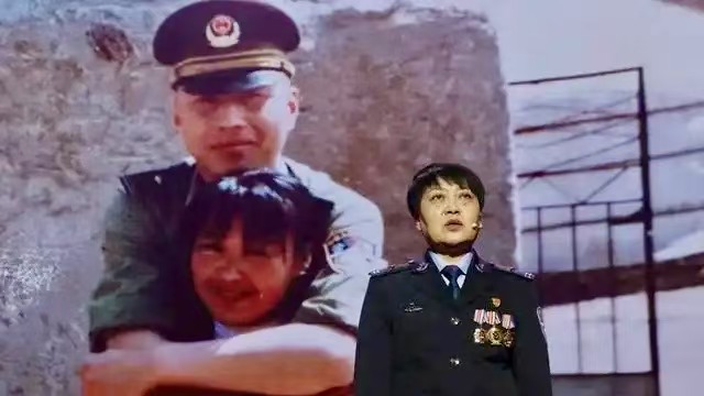“012642 ”一家三口 一個(gè)警號(hào)！丈夫犧牲后 警號(hào)由妻子重啟 妻子退休將警號(hào)傳承給兒子